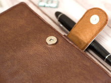 Cargar imagen en el visor de la galería, Textured colors, con snap button - Hobonichi weeks