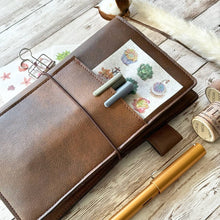 Cargar imagen en el visor de la galería, Bolsillo frontal Textured colors - Traveler's Notebooks Veganos