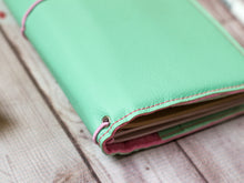 Cargar imagen en el visor de la galería, Mint & Pink - Traveler's Notebooks Veganos